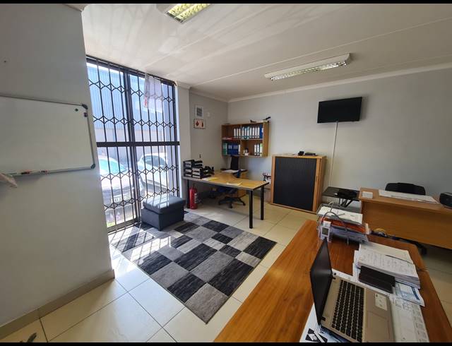 302M² WAREHOUSE TO LET IN STIKLAND INDUSTRIAL
